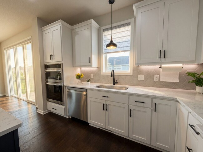 Building Photo - Gorgeous 3bed 3bath Home, Nestled in The Desirable Harvest West Neighborhood of Chaska