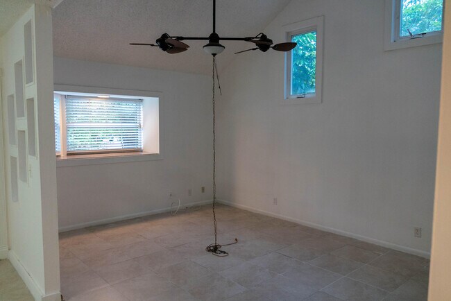 Building Photo - 9243 Green Meadows Way