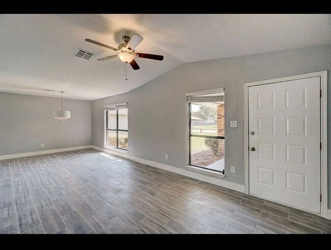 Building Photo - Beautiful newly remodeled home located in ...