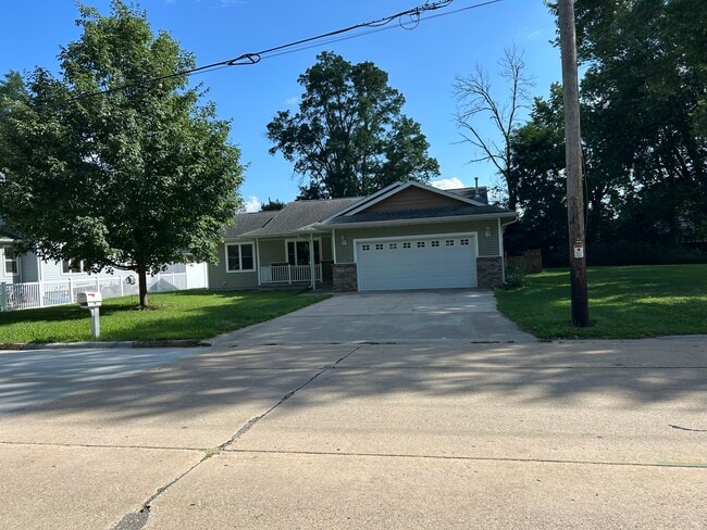 Primary Photo - 509 E Montgomery St