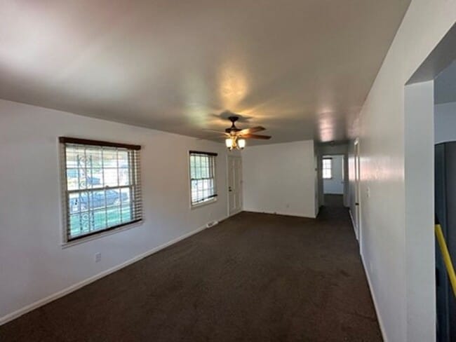 Building Photo - Attractive 3 BR House in Beaumont! Finishe...