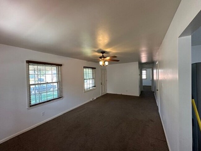 Building Photo - *HOLIDAY SPECIAL-1/2 OFF 1st Mo!* 3 BR House in Beaumont! Finished Basement, Garage