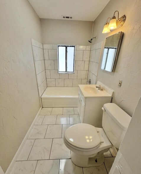 Building Photo - 404 N Walnut St