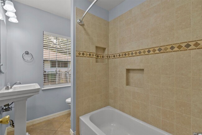 Building Photo - 950 Lamonte Ln