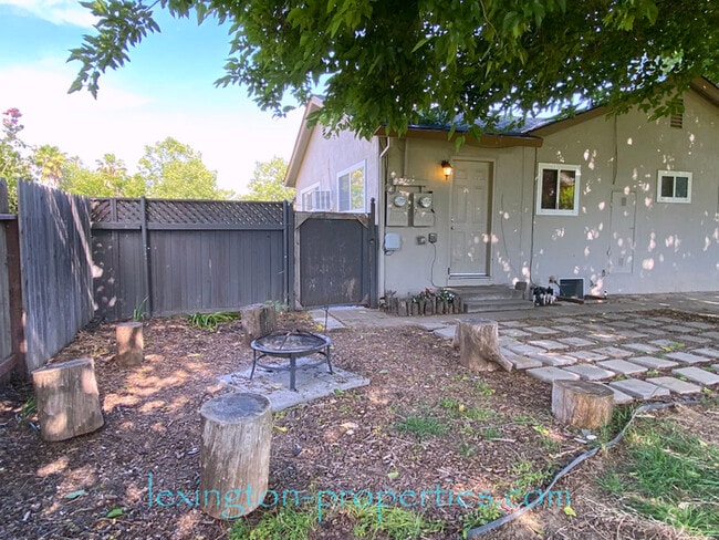 Building Photo - Beautifully Updated, 2BD/1BA, Duplex Home ...