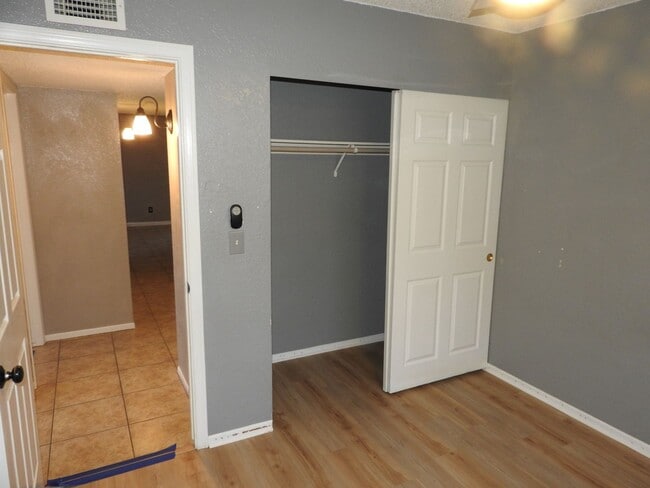 Building Photo - 4 Bedroom with large yard