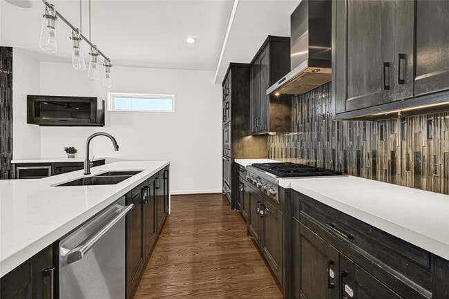 Building Photo - 707 W Clay St