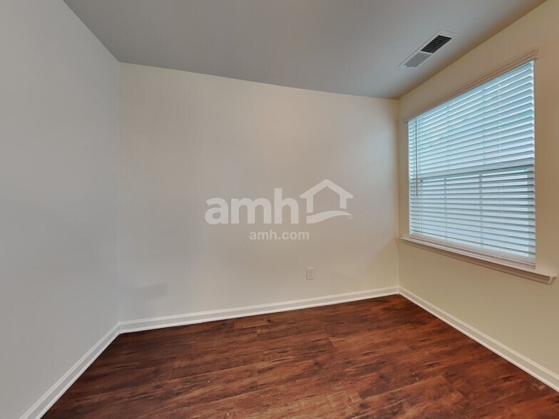 Building Photo - 154 Eden Ave