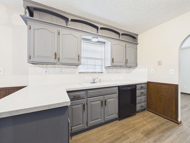 Building Photo - 3929 S Carriage Ln