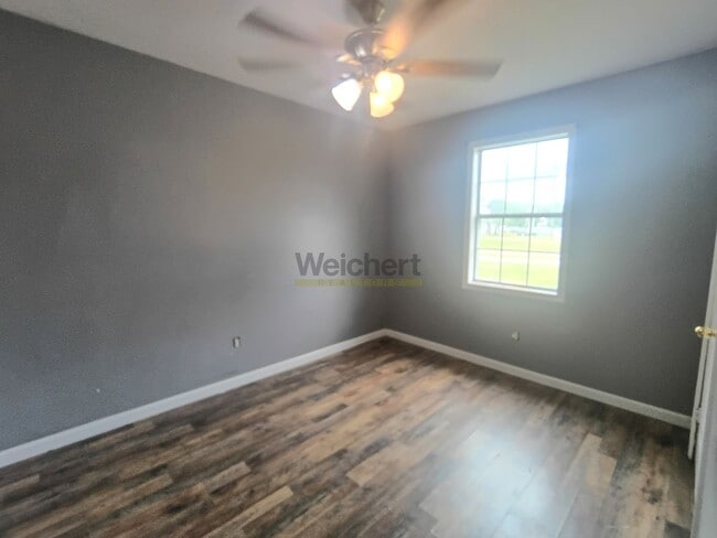 Building Photo - 3bed/2bath house with fenced backyard