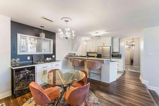 Building Photo - 523 N Bertrand St