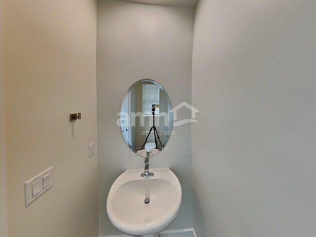 Building Photo - 8958 Wilroy Rd