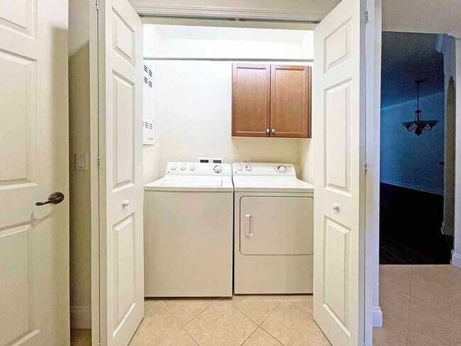 Building Photo - Lovely 3/2 Luxury Condo In Reunion