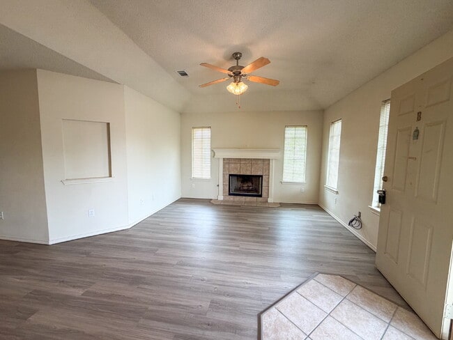 Building Photo - South Lubbock, 3-Bedroom Duplex!