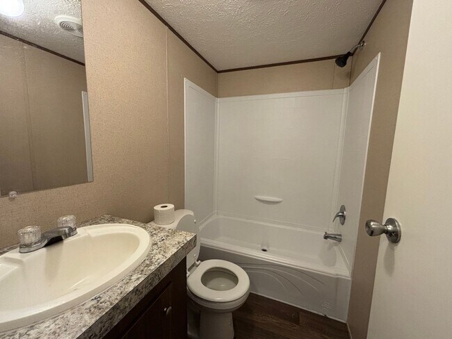 Building Photo - Adorable!