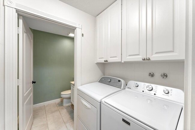 Building Photo - 180 Freeport Dr