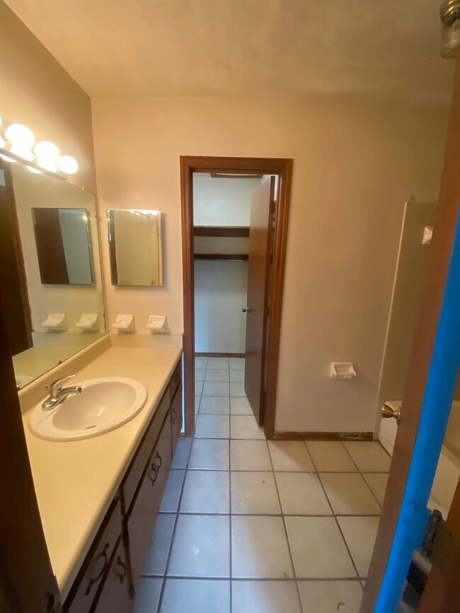 Building Photo - 1102 Greentree Ct