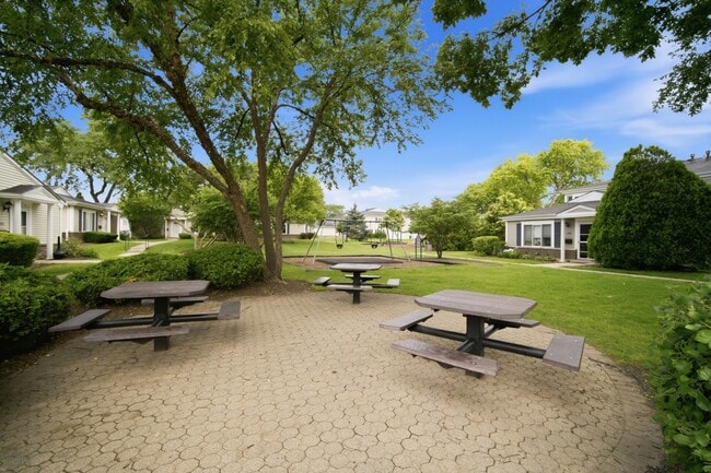 Building Photo - 1180 Cove Dr