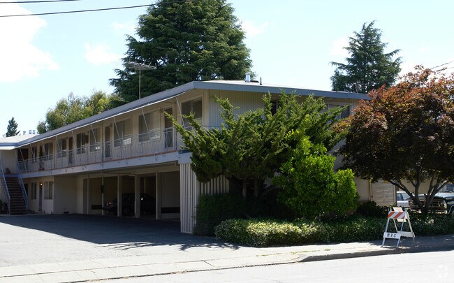 Building Photo - 540 University Dr