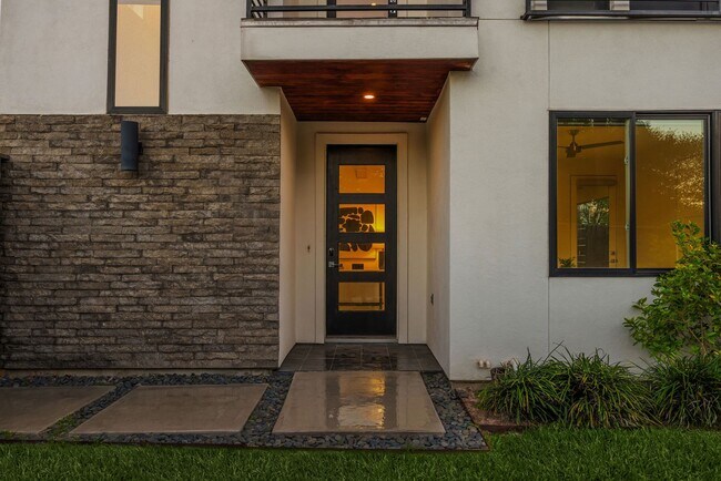 Building Photo - 7327 Shadyvilla Pointe Dr