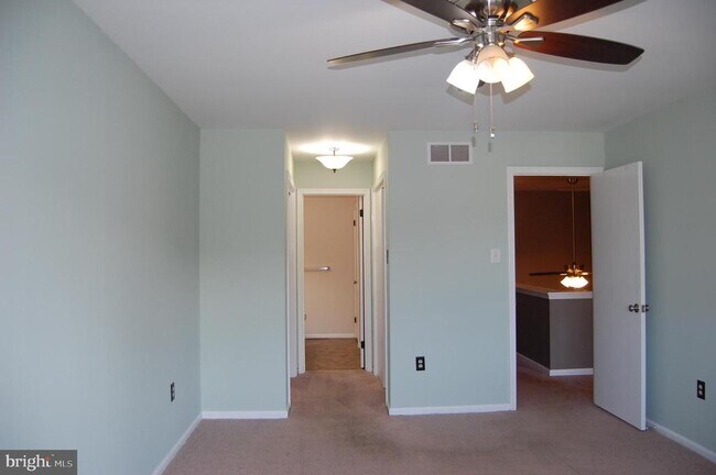 Building Photo - 131 Red Haven Dr