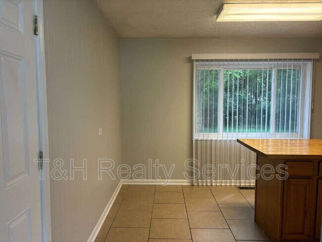 Building Photo - 636 Park Dr