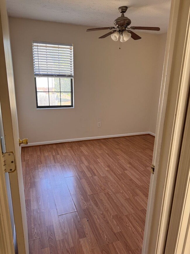 Building Photo - 3 Bedroom || 2.5 Bathroom Townhouse