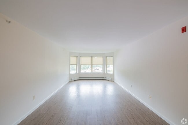 Building Photo - Large 2 Bedroom and 2 Bath Apartment Comin...
