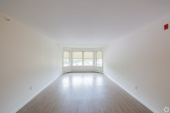 Building Photo - Spacious 2 Bedroom/ 2 Bathroom Apartment with Wooded View