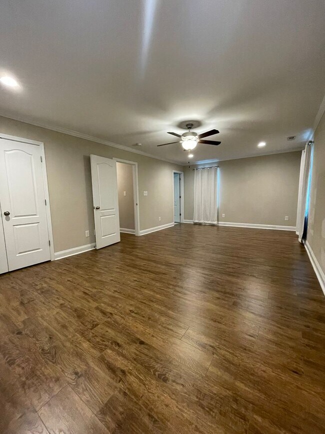Building Photo - 3 Bedroom 3 Bathroom in Haymount! Pets okay