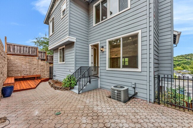 Building Photo - Gorgeous remodeled 3 bedroom, 3 full bathroom home for rent!