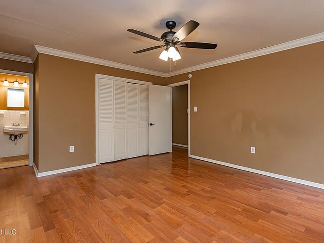 Building Photo - 400 Oakhill Cir