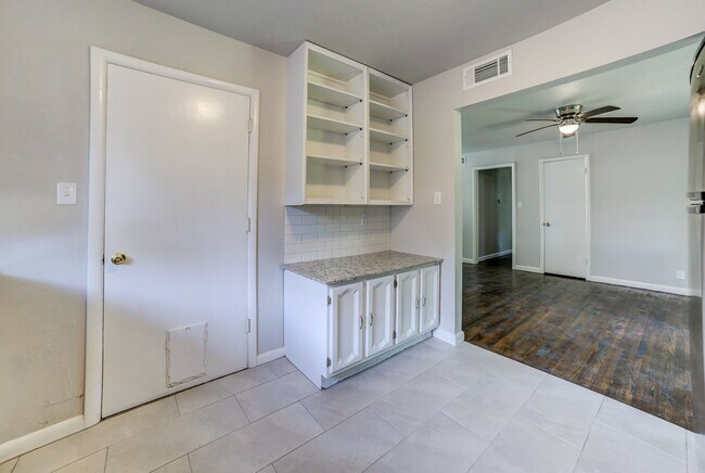 Building Photo - 1618 S Ash Pl