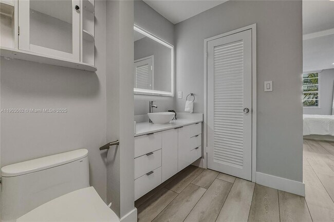 Building Photo - 100 Lincoln Rd