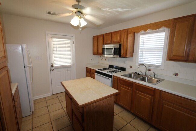 Building Photo - Quiet and Peaceful In the Country