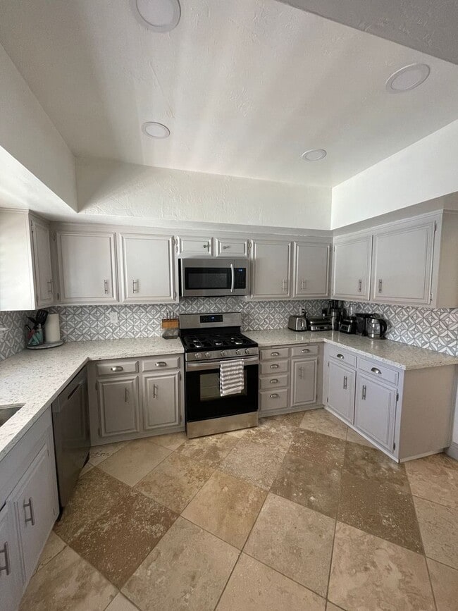 Building Photo - COMING SOON, Fully Furnished Desert Gem!