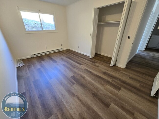 Building Photo - 3-Bed/1.5-Bath Duplex Unit Available - Close to Campus!