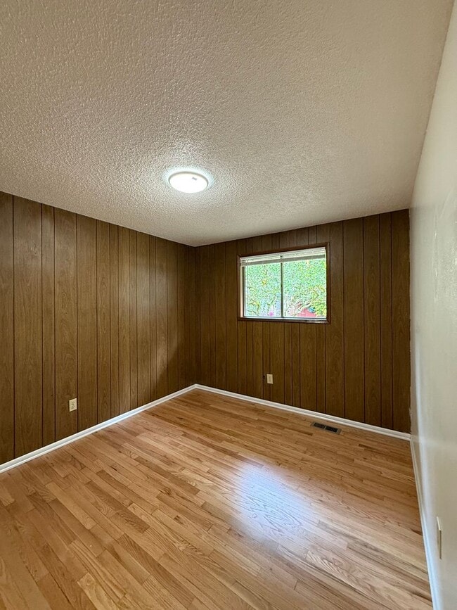 Building Photo - Great location in Milwaukie, OR! 3 bedroom 1 bath home with a large yard!