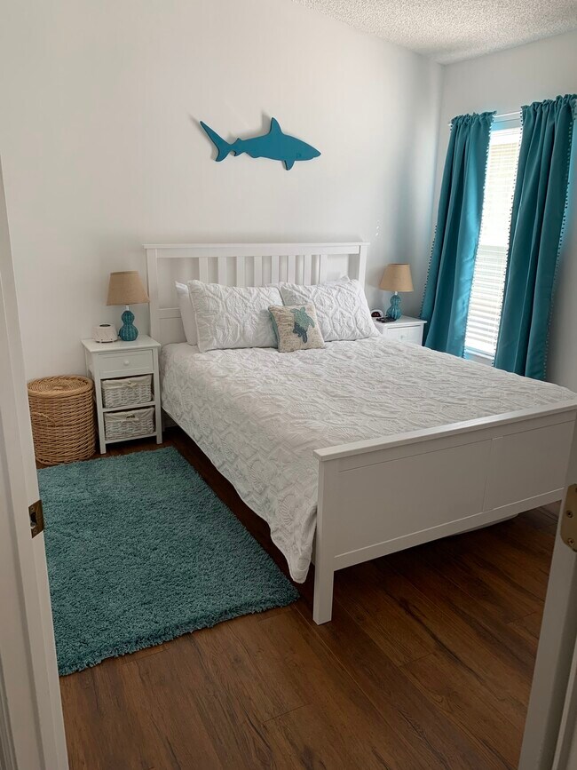 Building Photo - 993 E 13th Sq