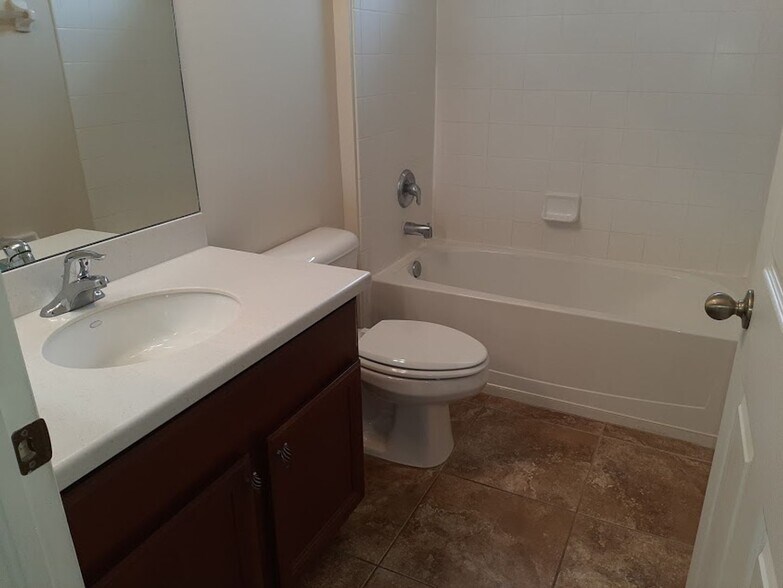 Building Photo - Coming OCT  ! 2 Story 5/  3.5  home in gated community