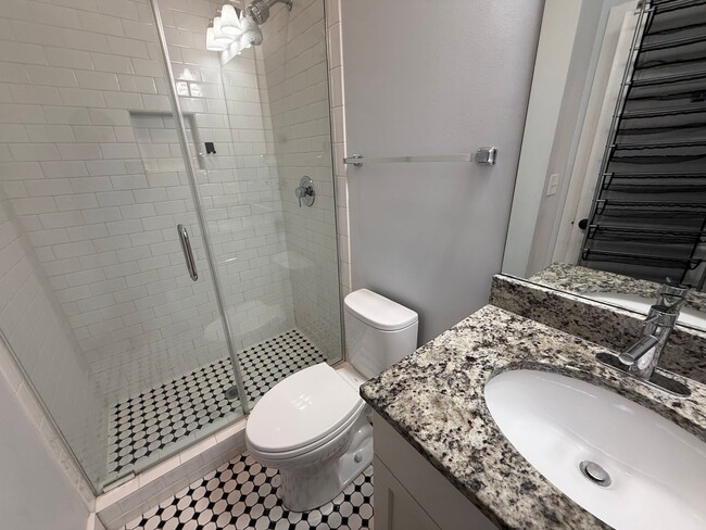 Building Photo - 3 Bedroom 3 Bath Apartment - Downtown Char...