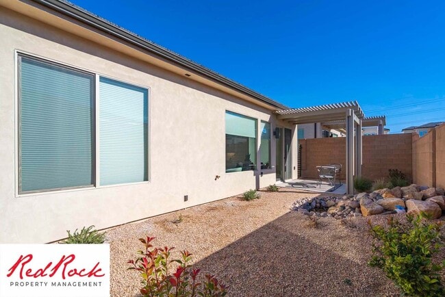 Building Photo - 2 Bedroom Fully Furnished Home In Sun River Community for 55 years and older with a firm 6 Month ...