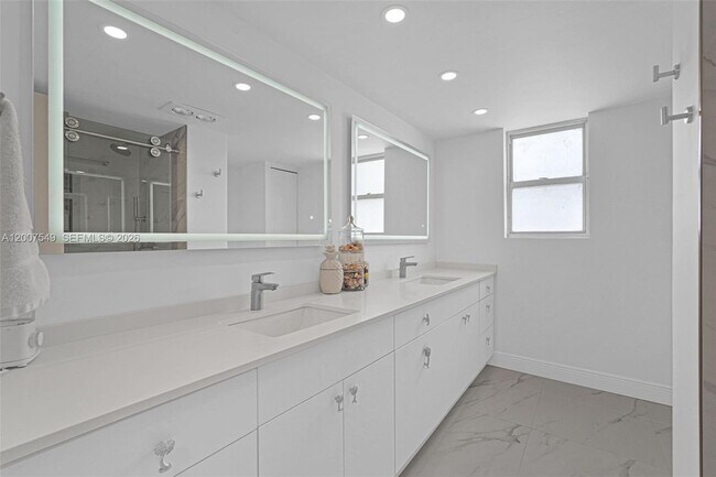 Building Photo - 4280 Galt Ocean Dr