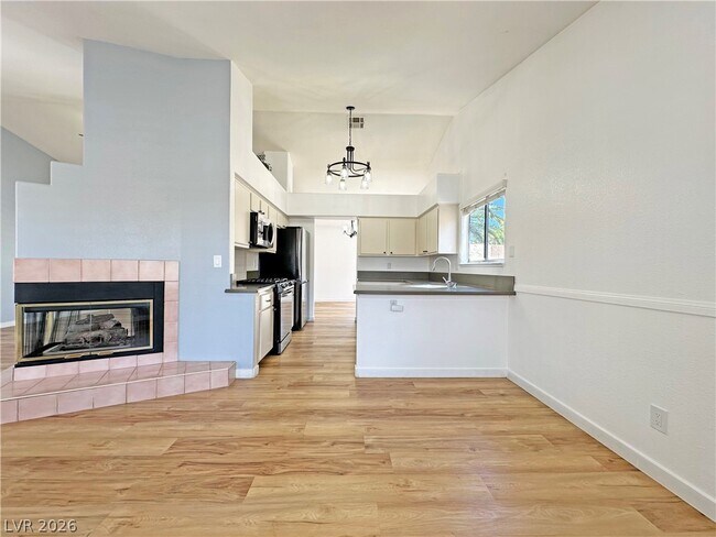 Building Photo - 2746 Sandalwood Ave