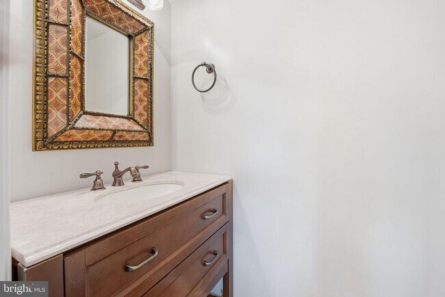 Building Photo - 1528 Goldenrain Ct