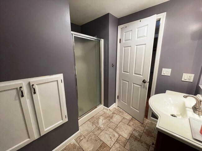 Building Photo - 3-4 Bedroom home in White River Junction
