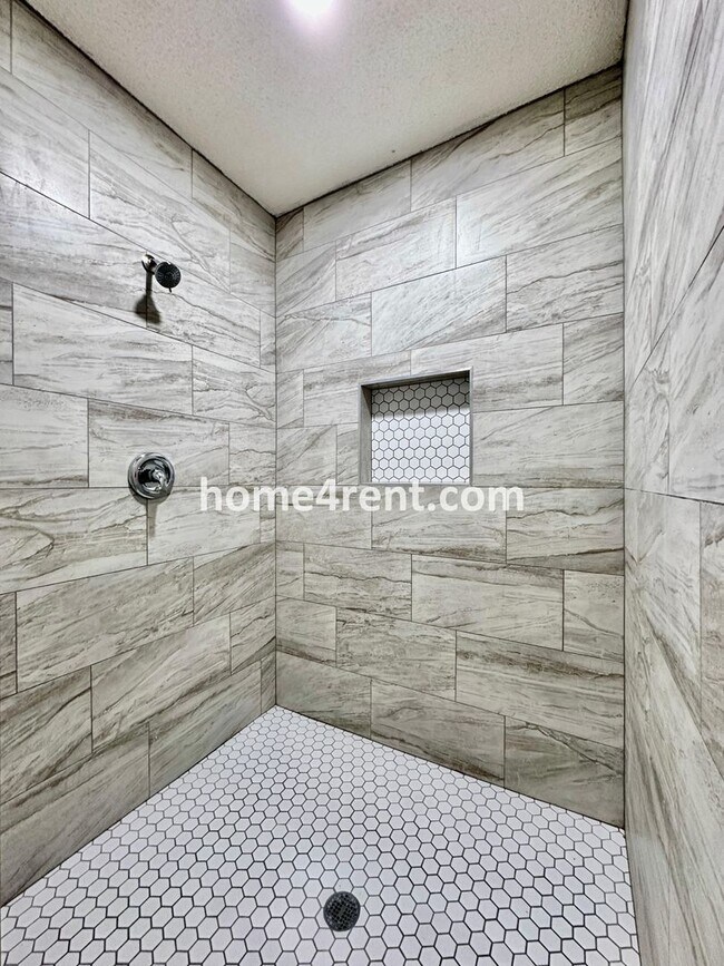 Building Photo - Updated 3 Bed, 2 Bath Ranch Home near Downtown Olathe!