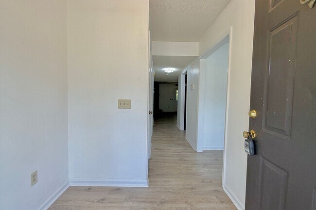 Building Photo - AVAILABLE END OF AUGUST 2026! (No pets preferred)