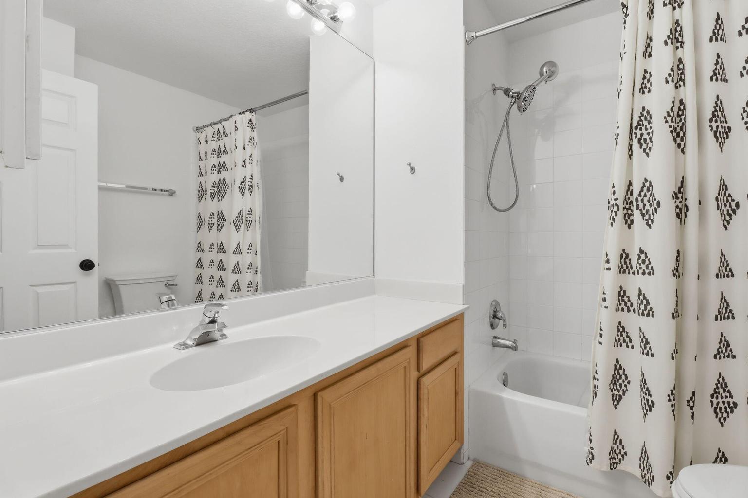 Building Photo - 9902 Lago Dr