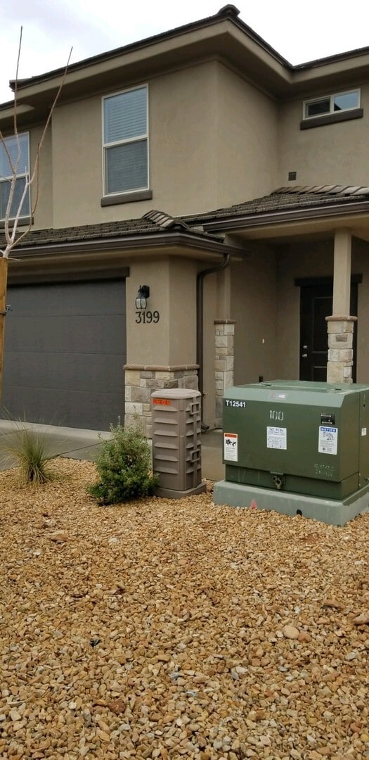 Building Photo - Town home in Little Valley Area. End Unit!!